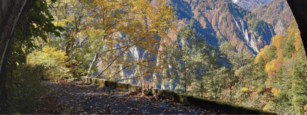 Vista deslumbrante do Canyon Kurobe-Unazuki, com montanhas e rios em Toyama.