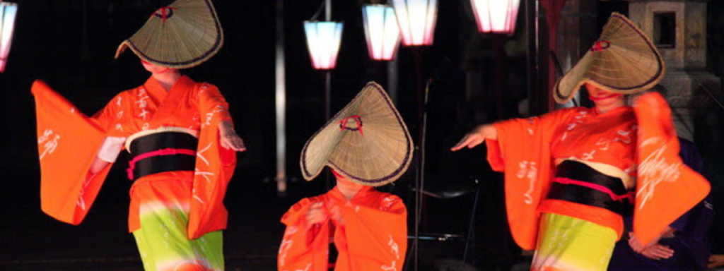 Dança folclórica típica de Owara Kaze no Bon, com trajes tradicionais, em Toyama