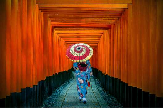 Imagem de uma mulher que representa a cultura japonesa, com trajes tradicionais.