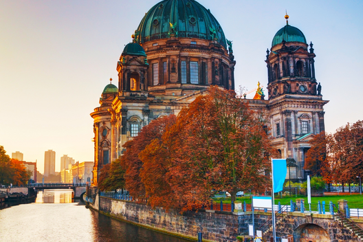 Vista de uma cidade na Alemanha com arquitetura tradicional e cenários urbanos encantadores