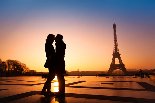 a imagem com dois casais apaixonados refletem o amor do dia dos namorados em frente a Torre Eiffel
