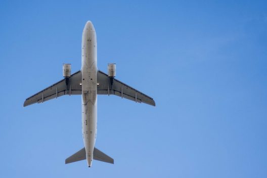 Airbus A320-214 - airplane flying - aeronave - avião