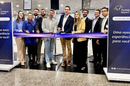 Latam Eduardo Macedo, Head de Assuntos Públicos da Latam Brasil, junto às equipes da Latam e Fraport de Fortaleza e autoridades no lançamento da rota Fortaleza-Lisboa da companhia